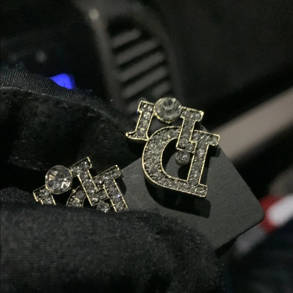 Fashion Crystal Logo Earrings - Picture 5 of 6